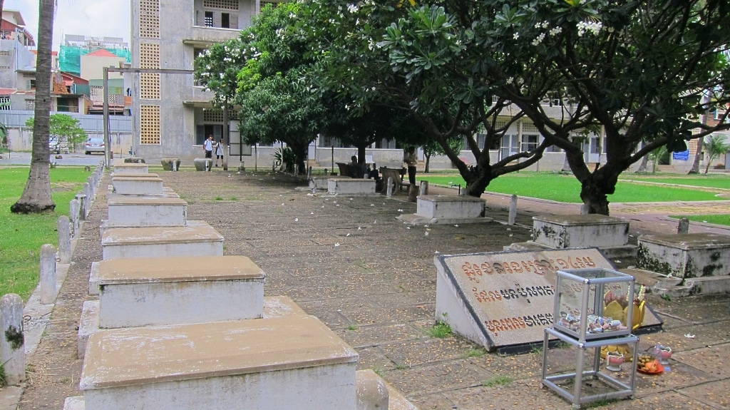 Tuol Sleng - S21 - Tombes des dernières victimes