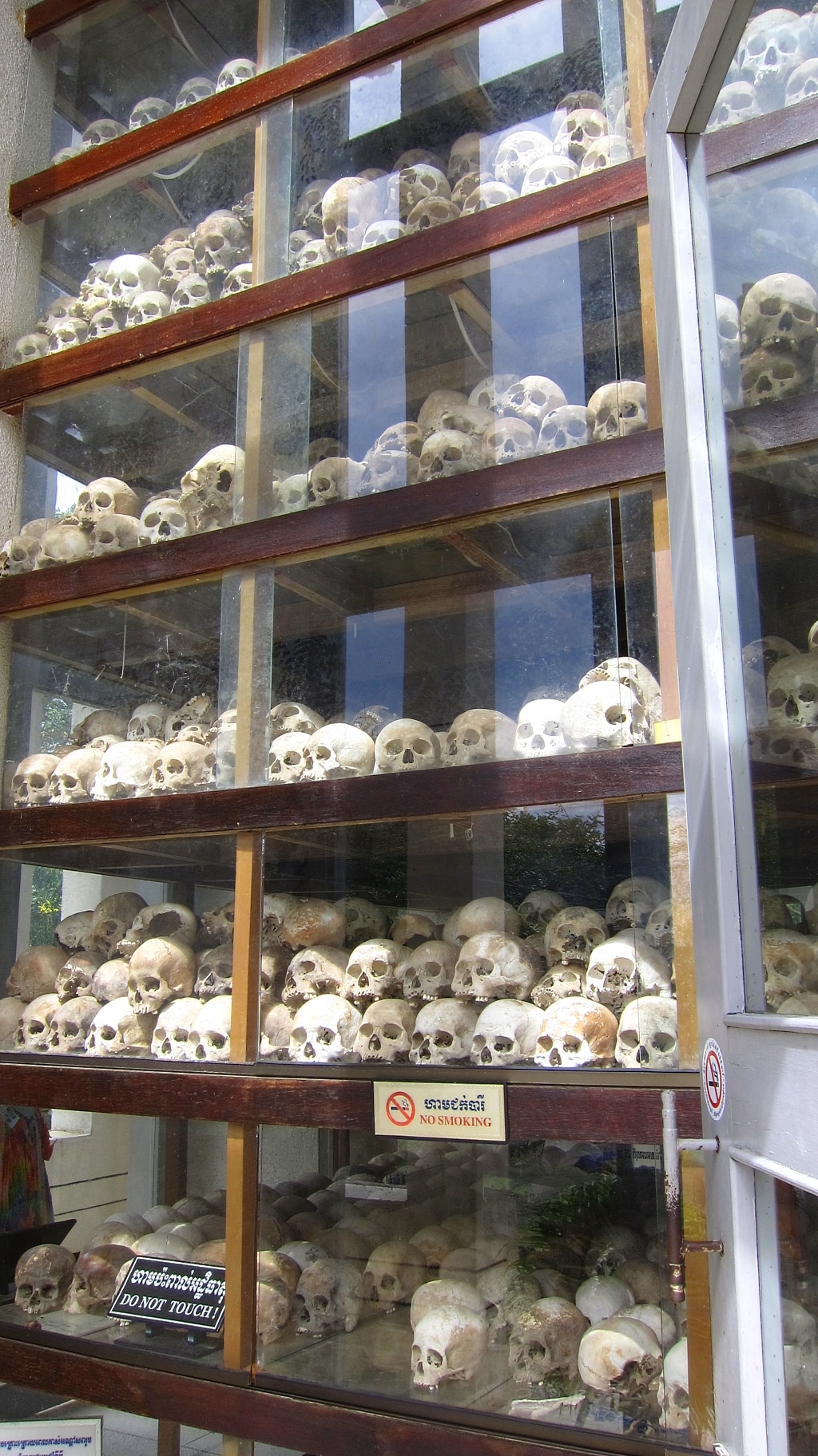 L'intérieur du monument aux morts