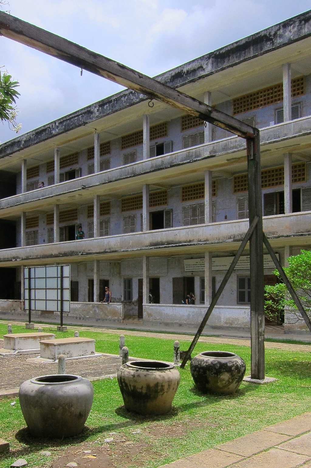 Tuol Sleng - S21 - Les prisonniers étaient pendus par les pieds et noy&eacute dans l'eau déguelasse des jarres