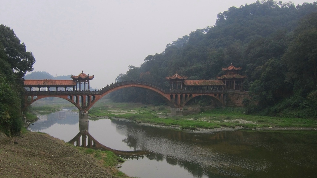 Pont à traverser pour accéder au Temple Wuhyou