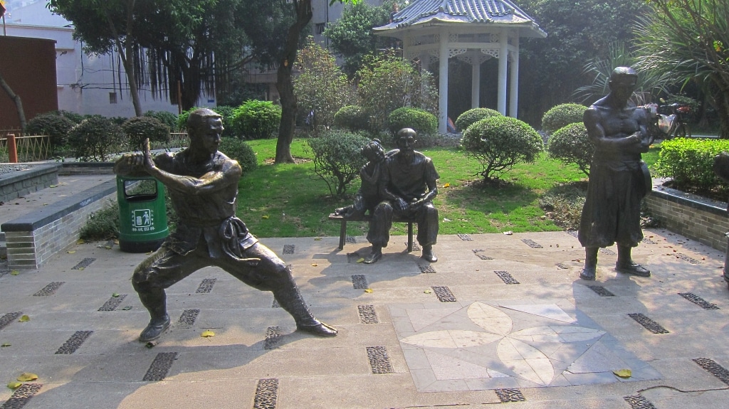 Sur le chemin de la station de bus au temple, tu trouveras peut être un petit parc avec des statues de Wong ou Ip.