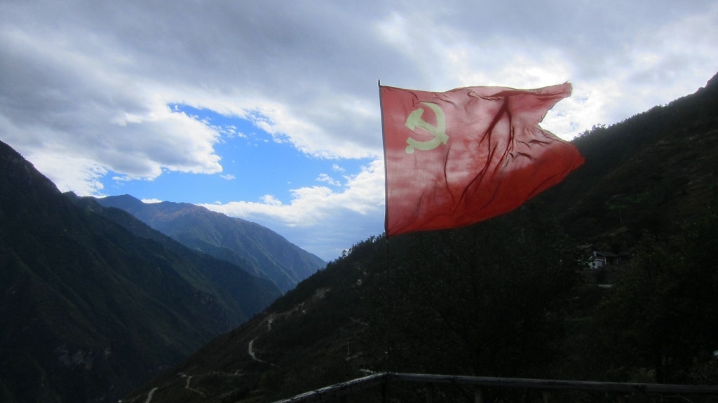 Arrivé à Half Way, reconnaissable par le drapeau communiste