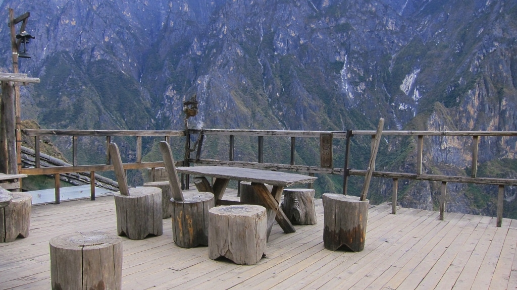 Balcon avec une belle vue sur la gorge et les montagnes d'en face