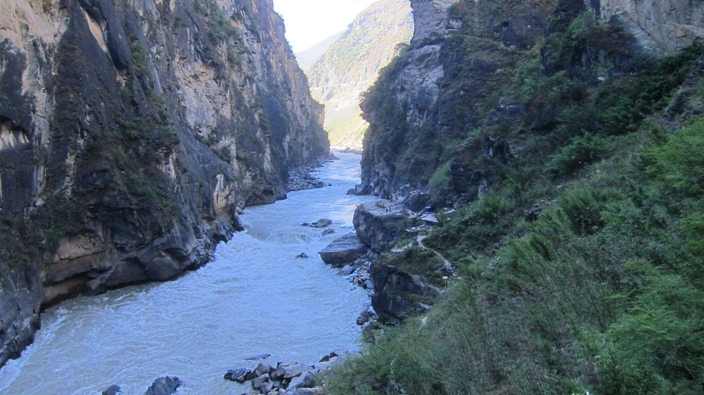 La rivière Jinsha vue d'en bas de la gorge