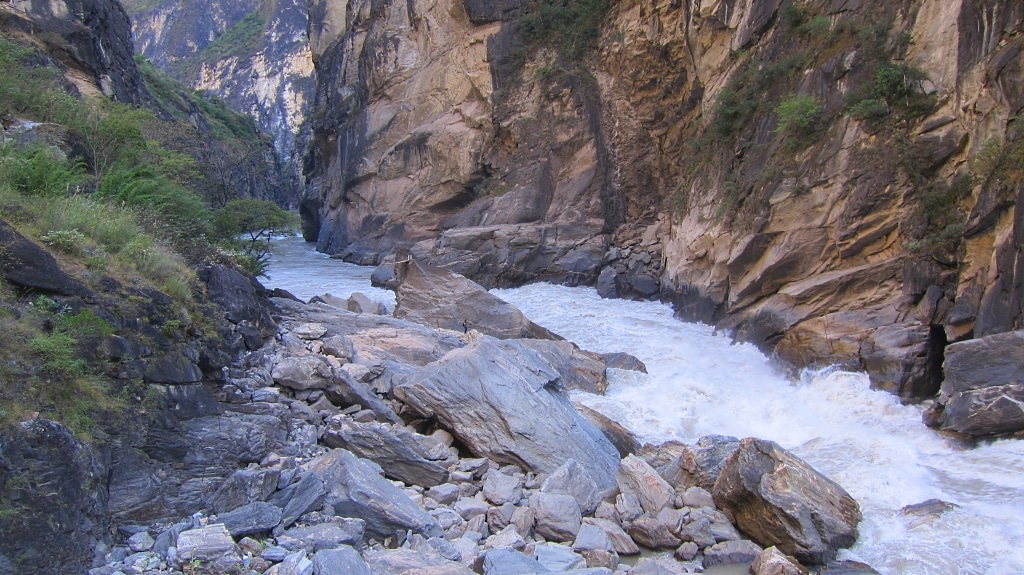 La rivière Jinsha vue d'en bas de la gorge