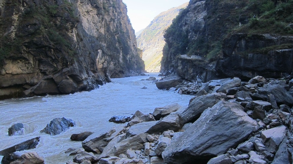 La rivière Jinsha vue d'en bas de la gorge