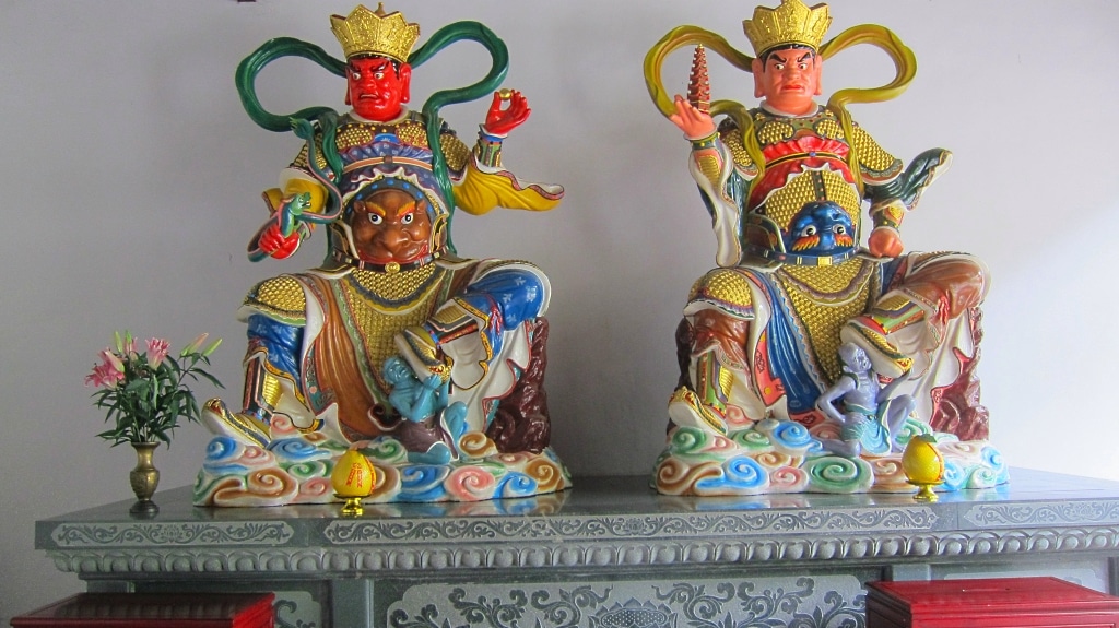 Statues dans le temple des Six Banyans