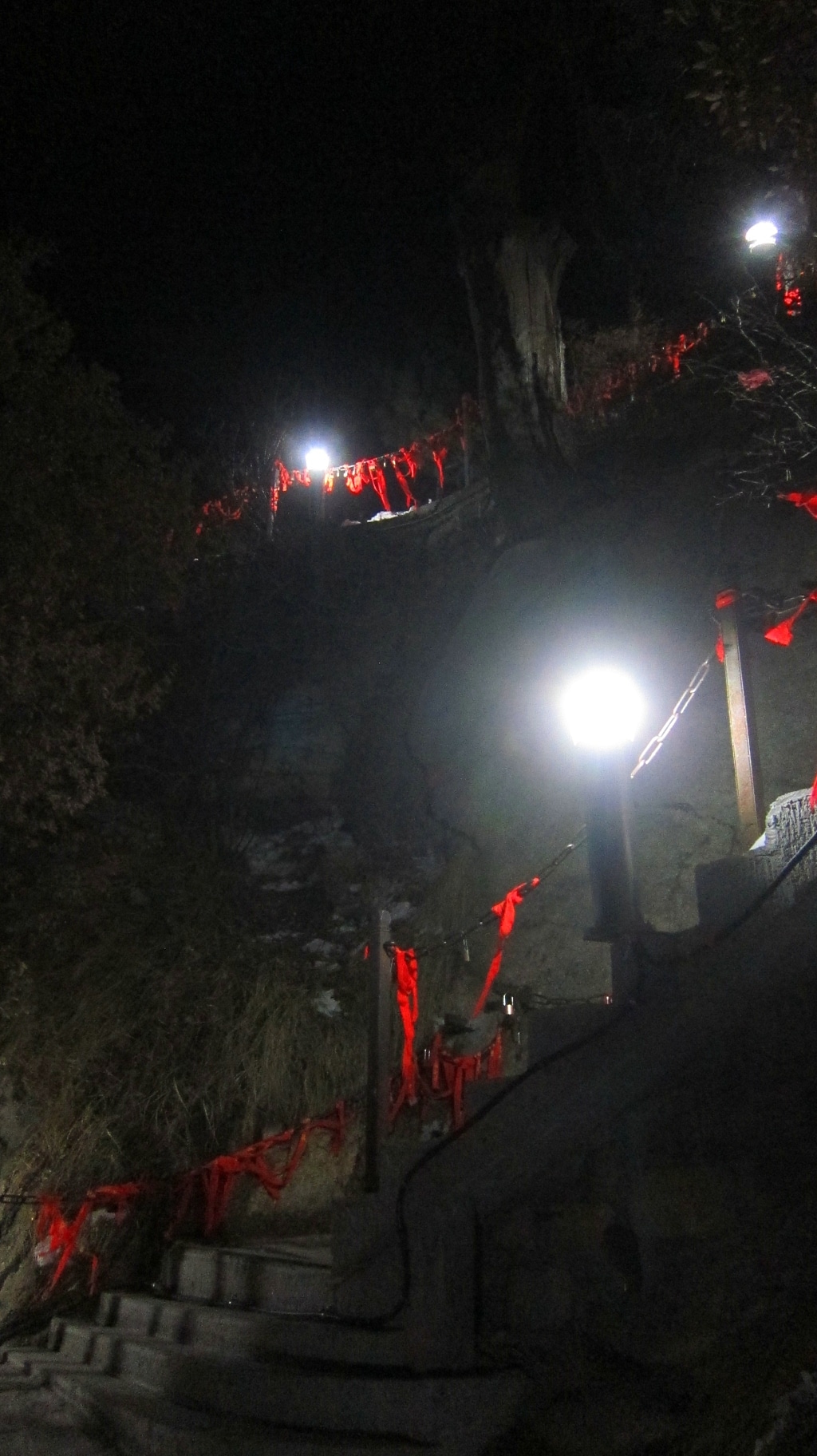 Les escaliers qui ziguent et zaguent longés par la chaine de sécurité sur laquelle pousse les tissus rouge de prières Taoistes.