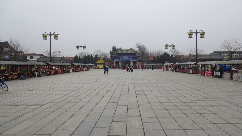 L'entrée du cimetière de Confucius... Touristique!