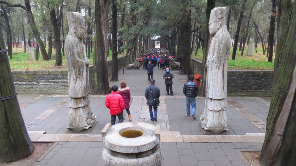 Le cimetière de Confucius - groupe de touristes.