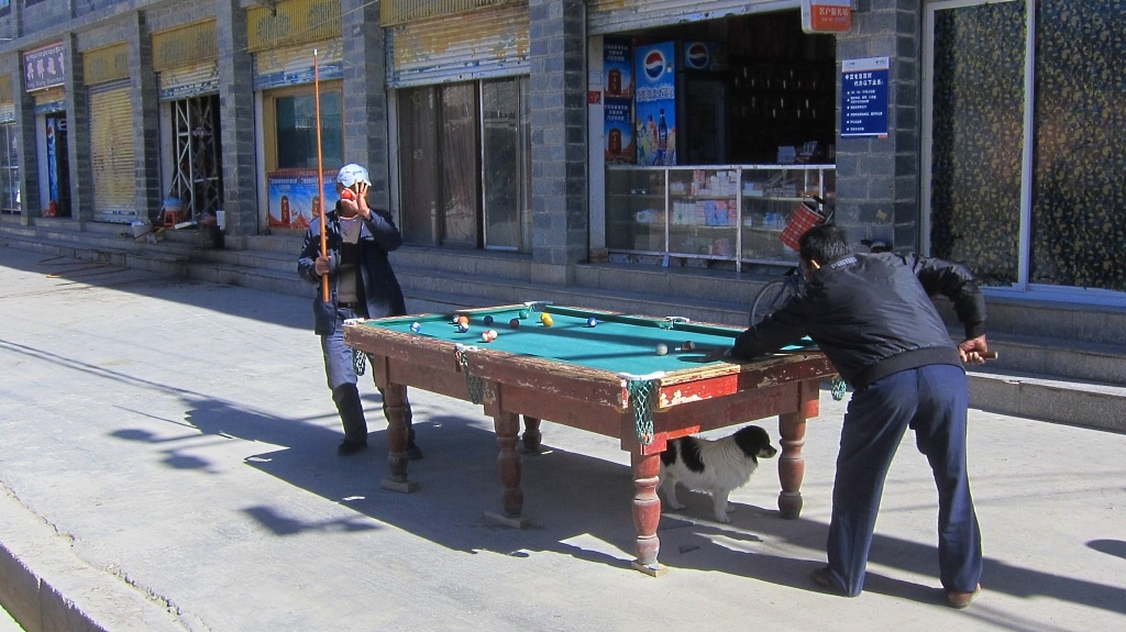 Des locaux jouent au billard dans la rue!