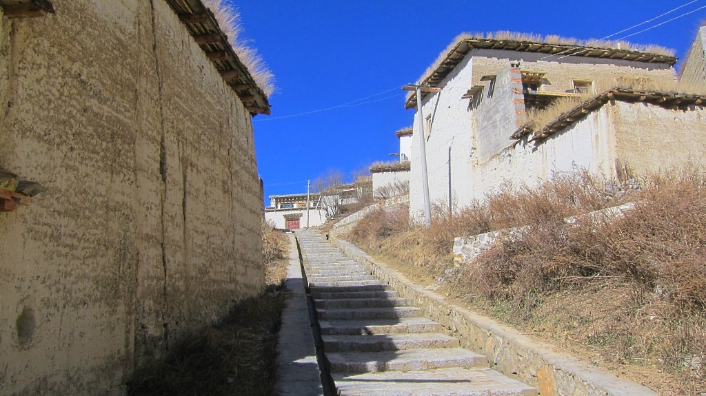 Les rues du village à côté du monastère