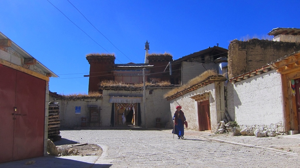 Les rues du village à côté du monastère