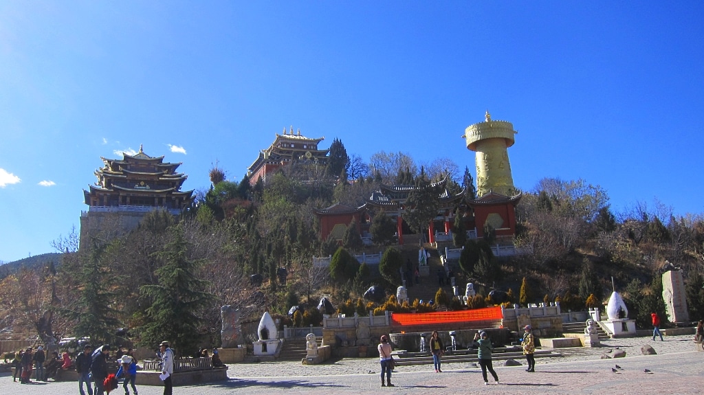 Un temple avec son énorme roue de prière