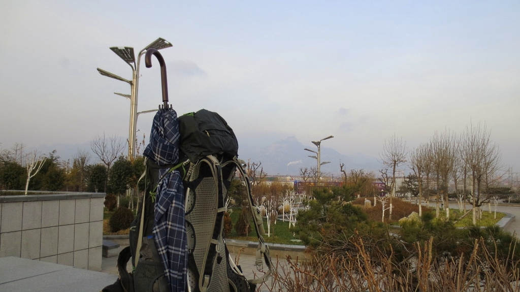 Le sac de mon héro devant la ville de Tai Shan