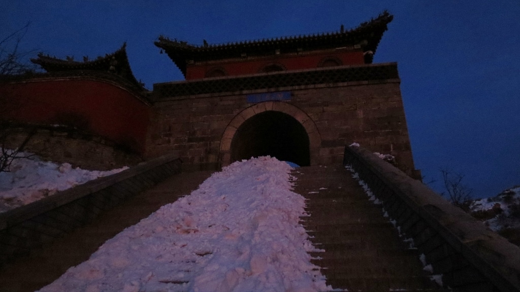 Un temple vomissant de la neige.