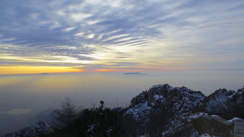 Un océan de nuage pèse sur la ville..