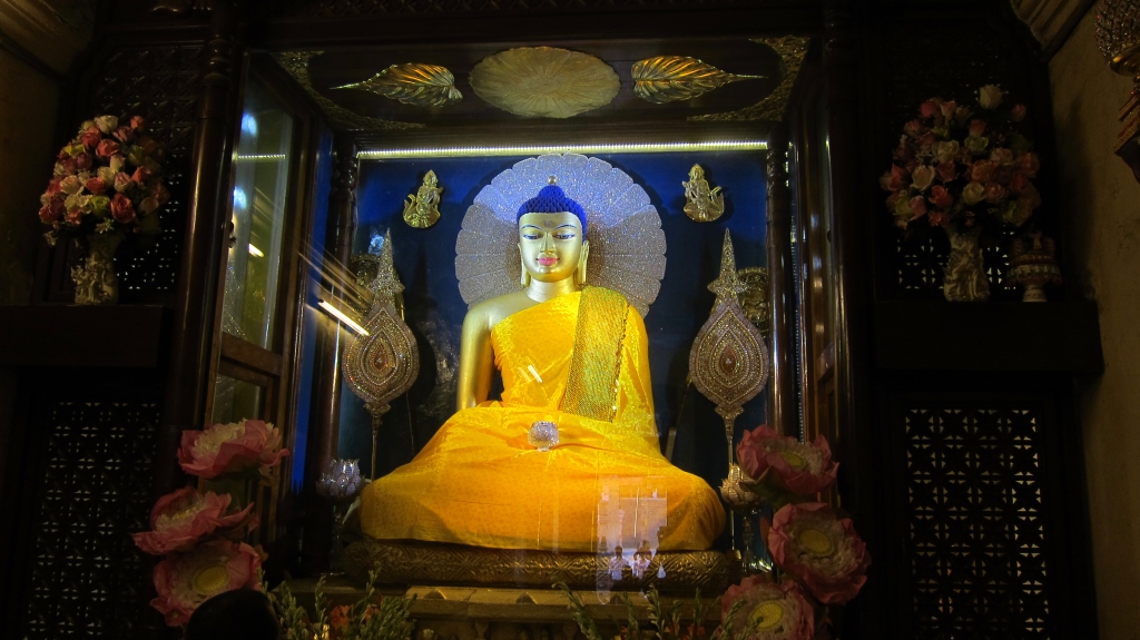 La statue de Bouddha qui se trouve a l'intérieur du temple est assez impréssionnante...