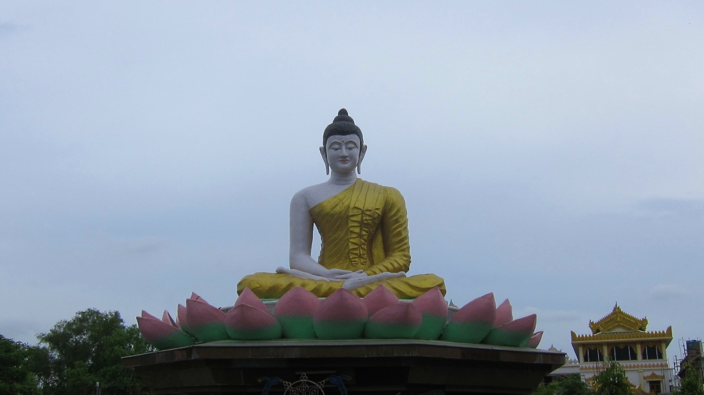 Bouddha du Bangladesh sur sa fleur de lotus.