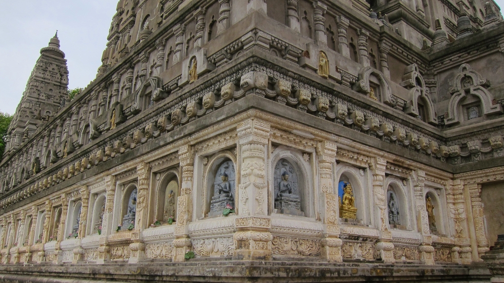 Sculptures de Bouddha tout autour du temple.