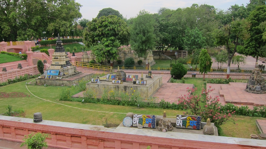 Le jardin qui entoure le temple est garni de Stupas (monuments bouddhiste)