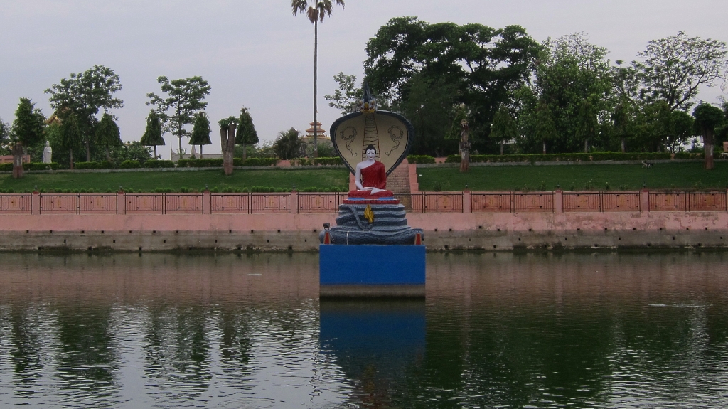 Bouddha aurait médité proche de ce lac pendant une semaine alors qu'un orage grondait, les "créateurs" lui sont venus en aide.