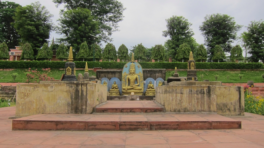 Sculture de Bouddha dans le jardin du temple.