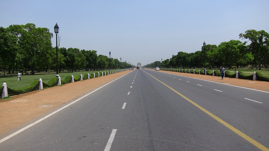 L'Arc Indienne (India Gate) est visible au bout de la route!