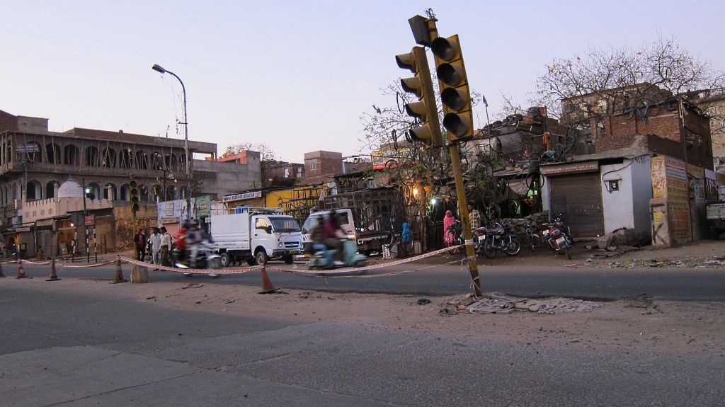 Le premier feu de traffic que je remarque en Inde, et je ne pense pas qu'il soit fonctionnel - Jaipur