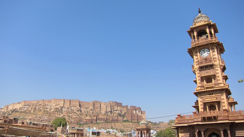 L'horloge de Jodhpur avec le fort Meherangarh derrière.