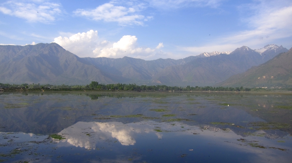 Le Dal Lake est entouré des montagnes de l'Himalayas à Srinagar - Kashmir