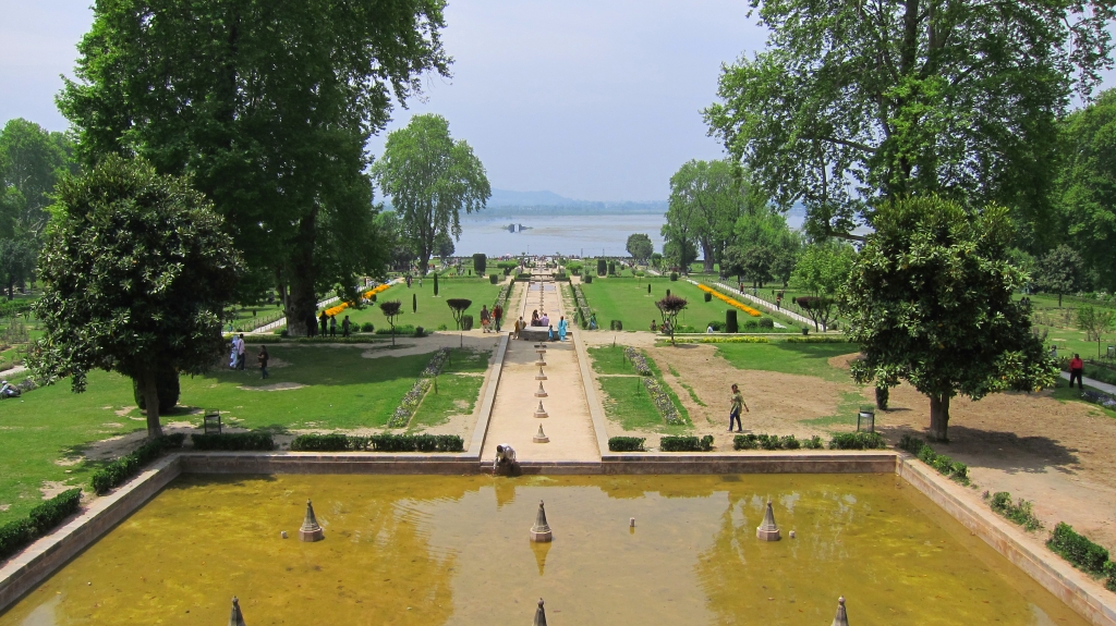 Le jardin Nishal Bagh à Srinagar est suposé est magnifique .... Il manquait le ruisseau du milieu.