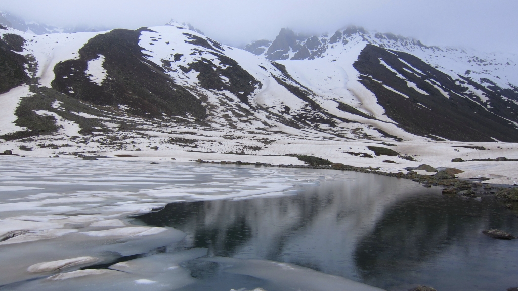 Le lac Gangabal, soit-disant la source de la rivière du Ganges