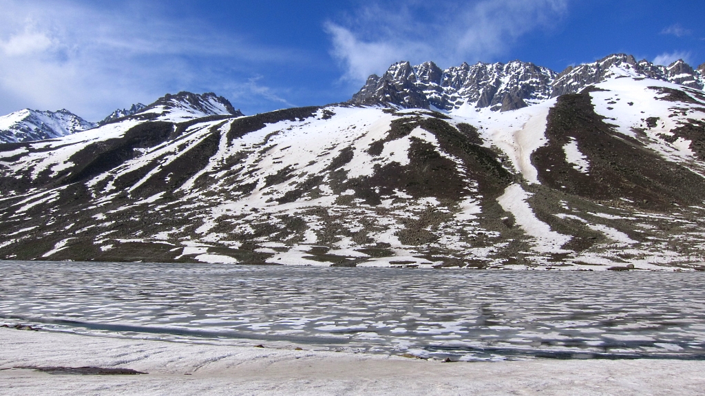 Le lac Gangabal, soit-disant la source de la rivière du Ganges