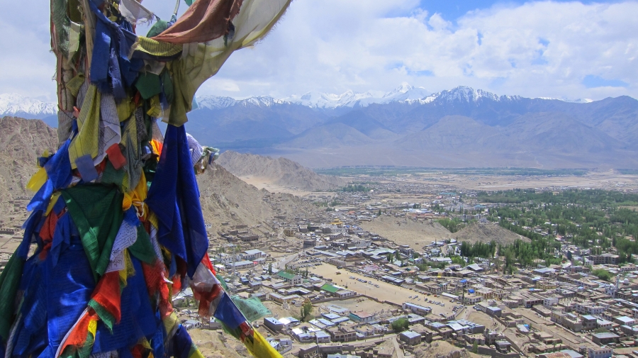 Drapeaux de prieres Tibétain surplombant la ville de Leh