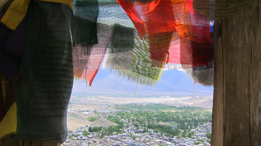 Drapeaux de prieres Tibétain surplombant la ville de Leh