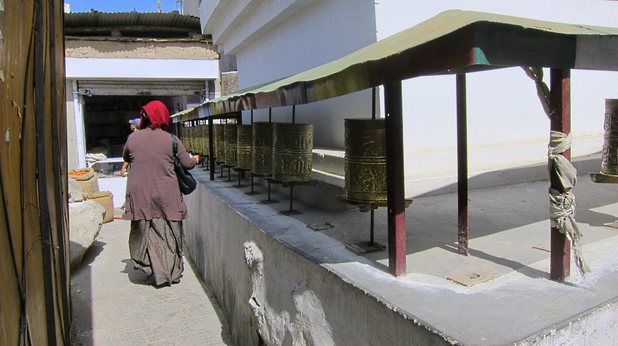 Une Ladakhienne tourne les roues de prière