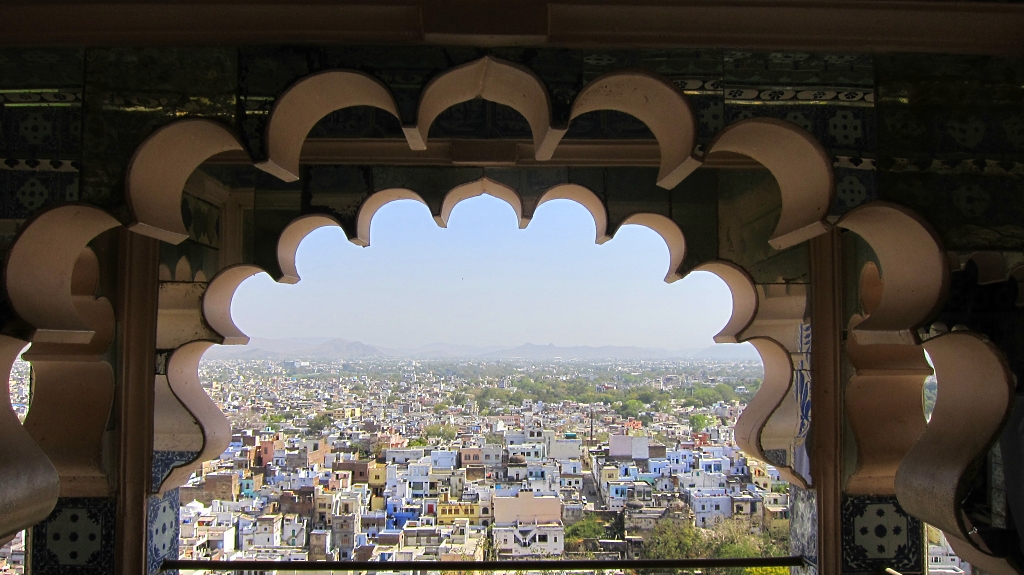 Vue d'Udaipur depuis une fenêtre.