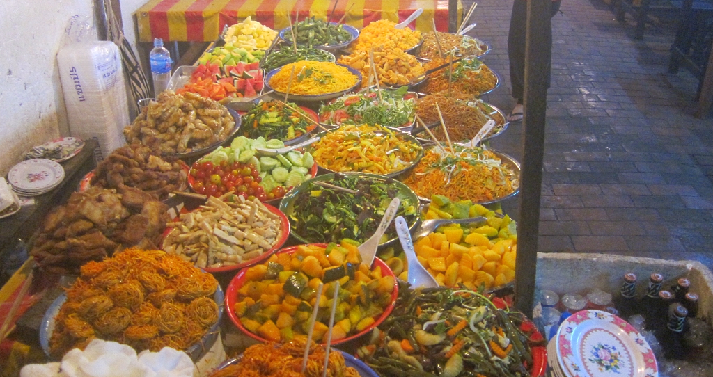 Le buffet à Luang Prabang te laisse remplir une assiette à mort pour seulement 10 000 kips.