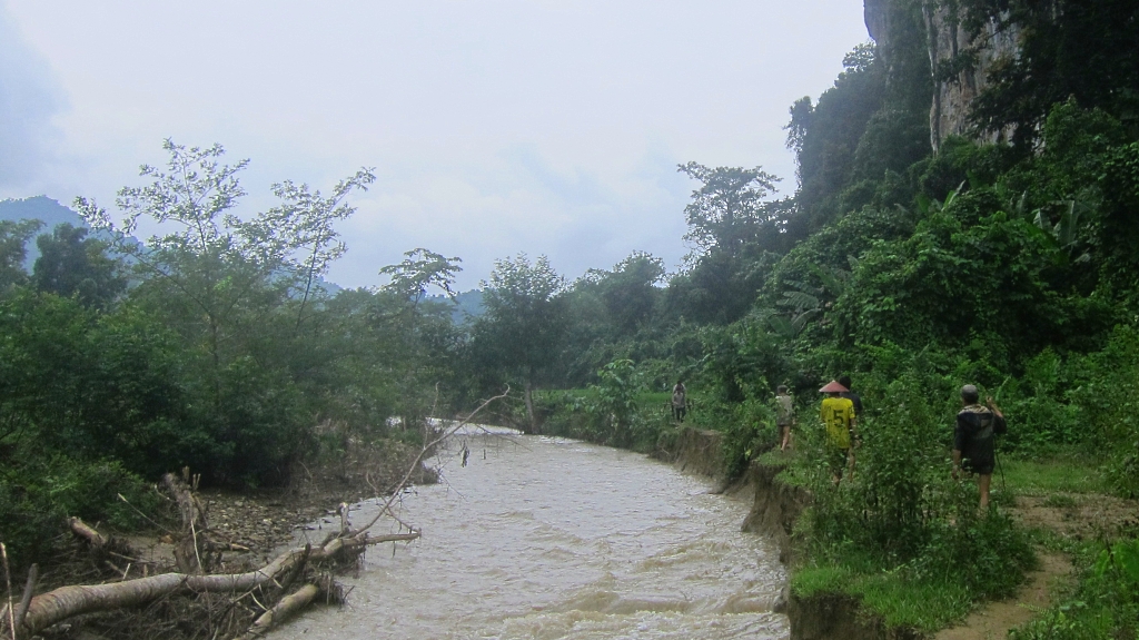 Après la traversée on continue en longeant la rivière.