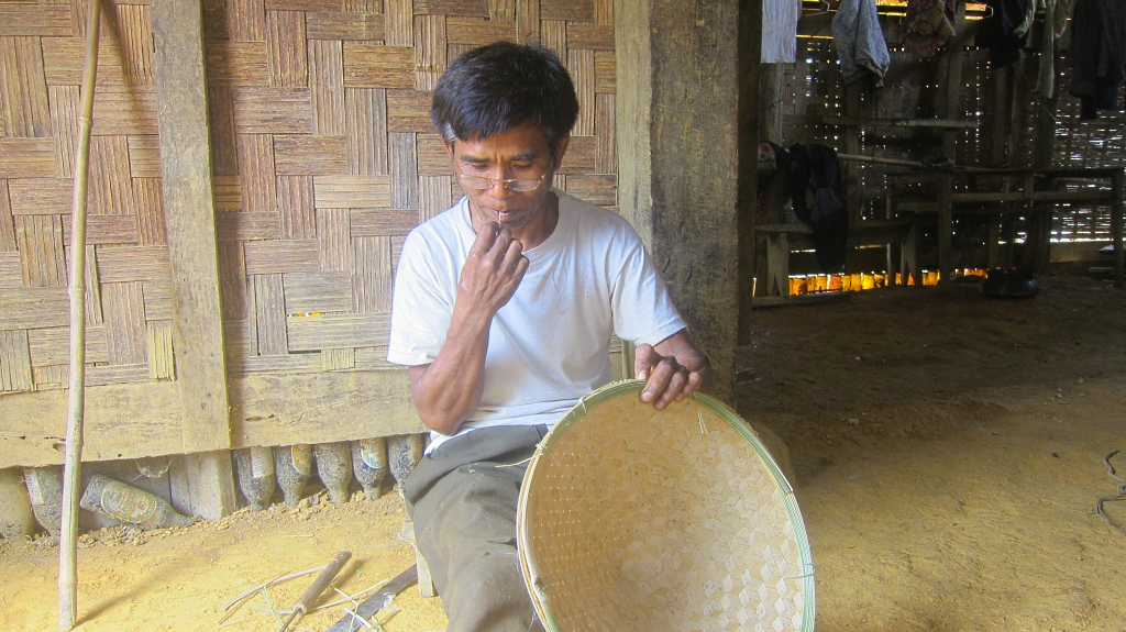 Boulping qui fabrique des chapeaux.