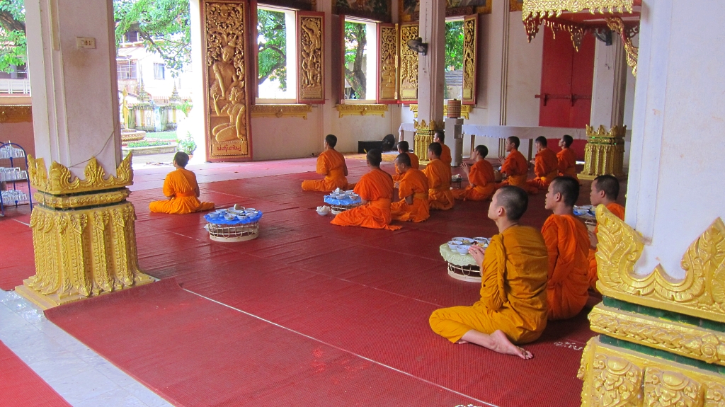 Vientiane - Les moines au petit déjeuner