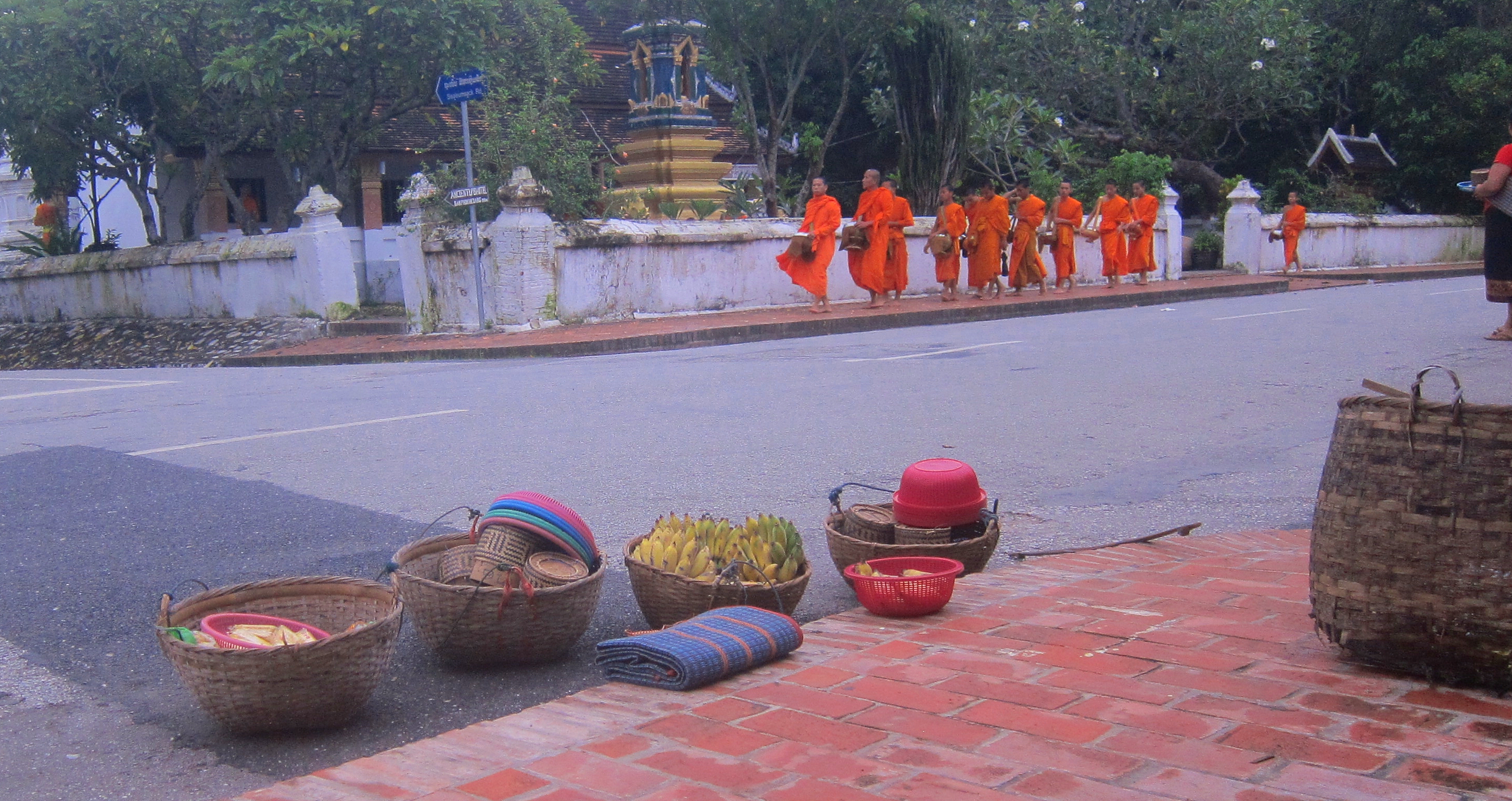 Luang Prabang - Les moines récupère la nourriture le matin