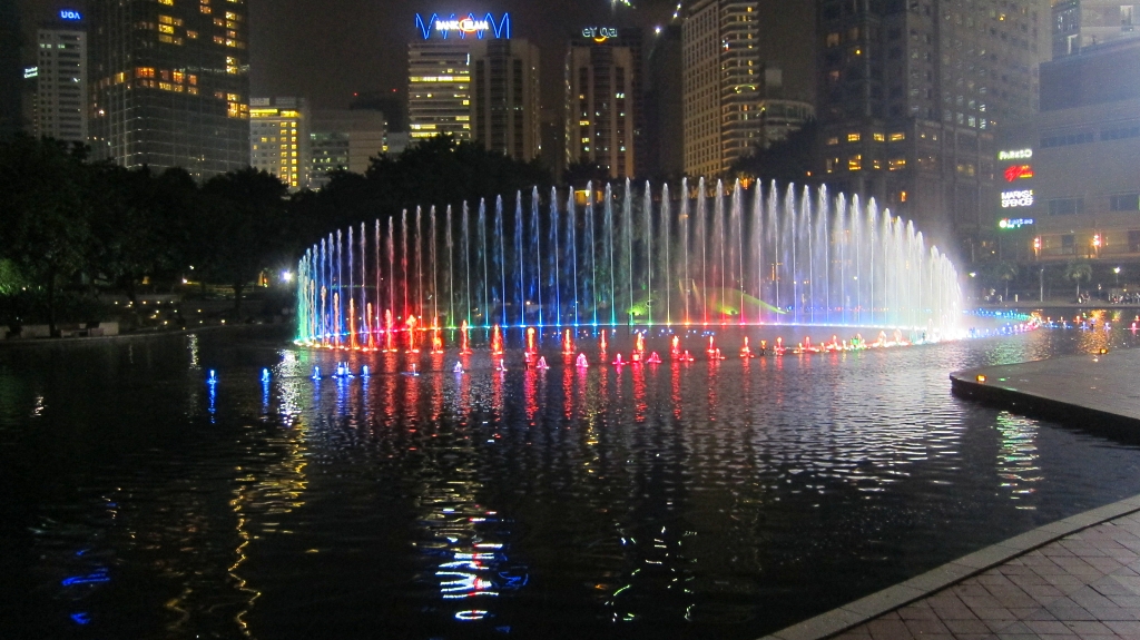 Les fontaines de lumières dans le parc KLCC