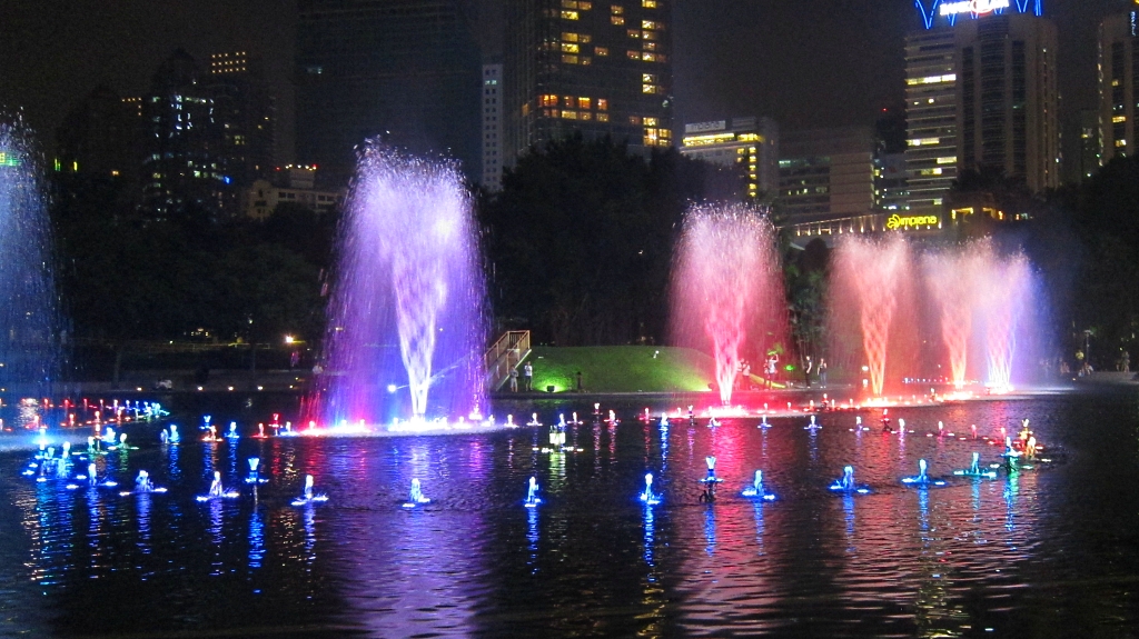 Les fontaines de lumières dans le parc KLCC