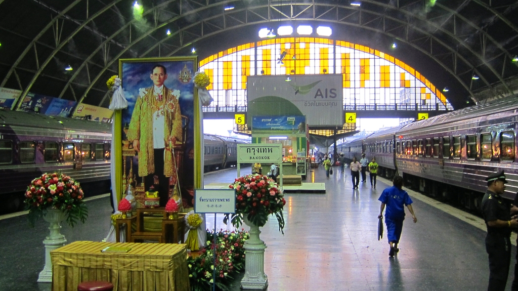 ...Dans les stations de trains