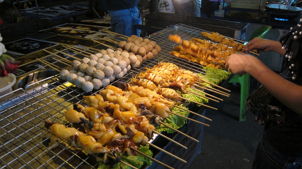 Les brochettes dans la rue sont à 10 bahts.